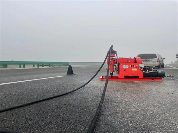 和布克赛尔马路路基路面开裂下沉注浆加固灌浆